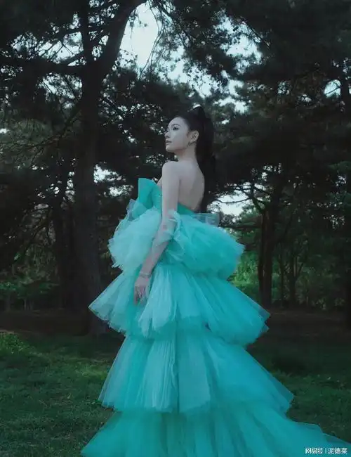  林允晒薄荷曼波眼妆,美得像玛丽莲梦露,透露美人鱼2进度