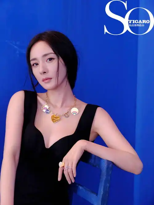 组图杨幂深v黑裙小露性感美腿修长明媚优雅