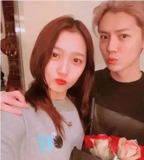  网曝鹿晗开车去南艺探班关晓彤,两人好甜果然还是真情侣好磕