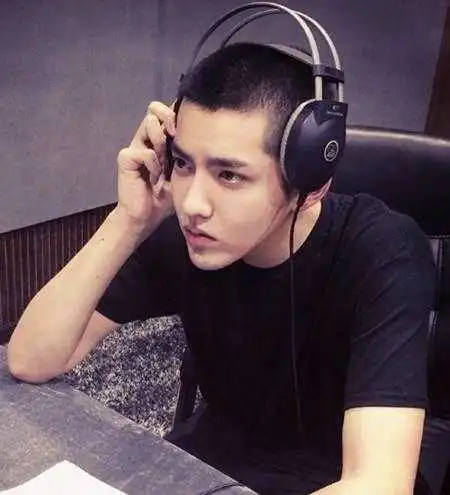  胡歌寸头帅出新高度,男神寸头各有千秋,谁经得过寸头考验