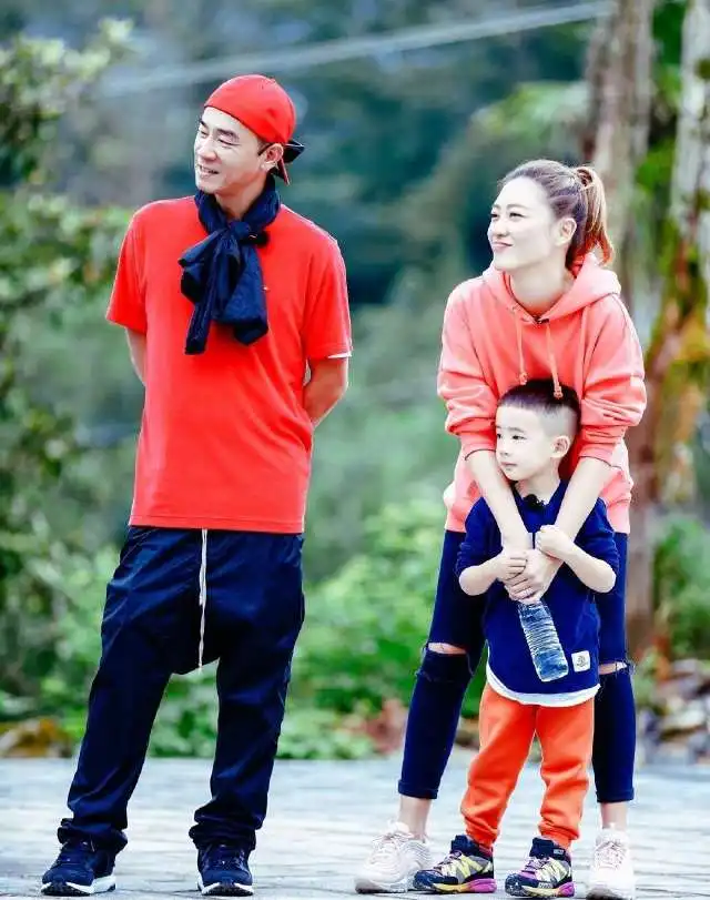  陈小春,应采儿亲嘴秀恩爱,jasper围观一脸懵逼上去抱住妈妈