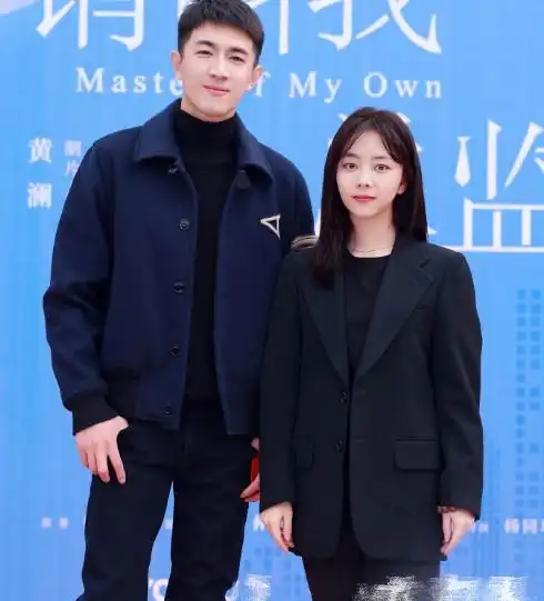  谭松韵新剧开机,一身黑色西装又飒又帅,终于有31岁的样子了