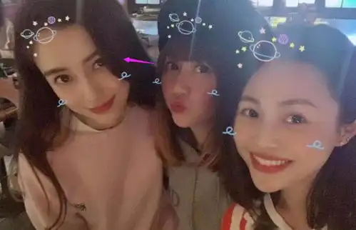  杨颖闺蜜照生图火了,三人脸型大同小异,谁注意闺蜜拍照方式成亮点