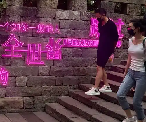  汪小菲张颖颖穿情侣鞋逛街,却刻意保持距离,弯腰驼背不是很开心