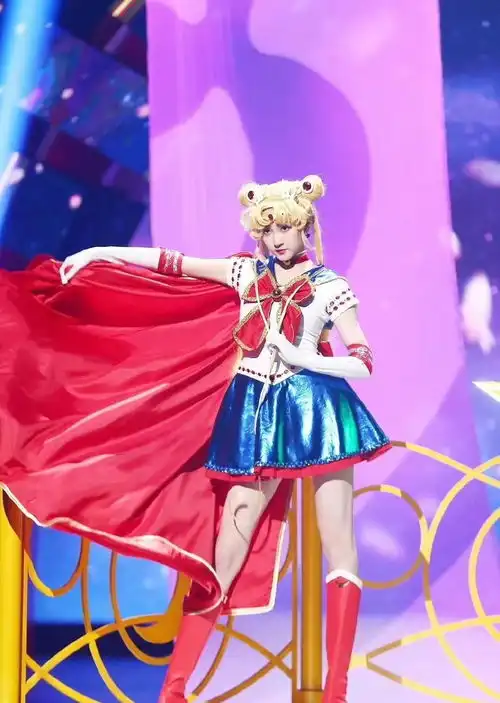  同是cos美少女战士,关晓彤帅气迷人,29岁张天爱却粉嫩十足