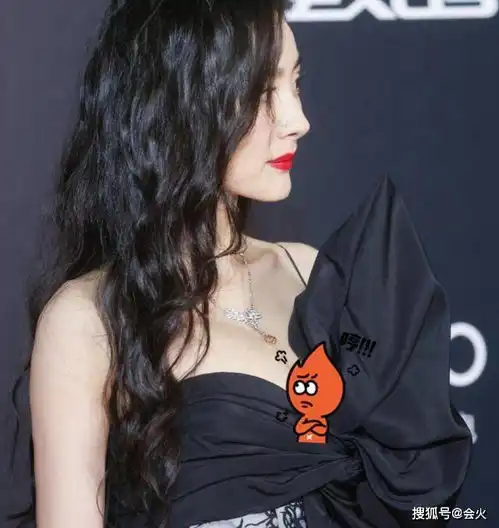  34岁杨幂红毯秀身材,胸口蝴蝶结遮不住事业线,一根肩带防走光