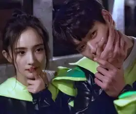  魏大勋偷瞄杨幂引起关注,离婚女星身体保养这么好,小鲜肉都把持不住了