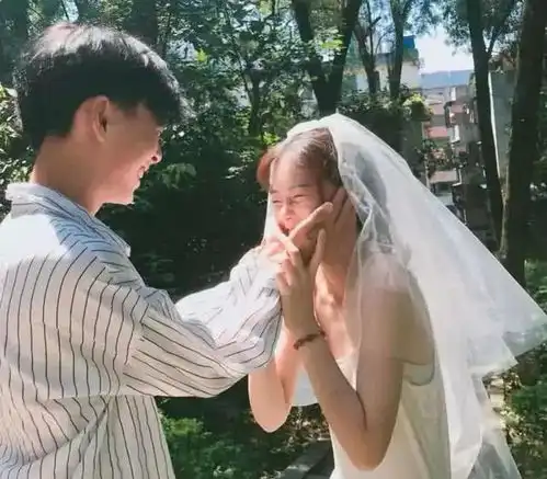  最近火了撒狗粮情侣头像我要挽着你的手,去敬各位来宾的酒