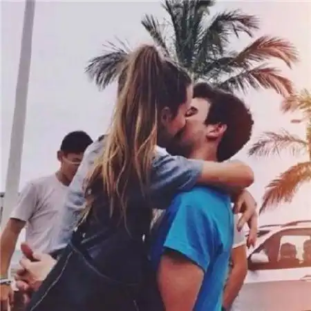  欧美情侣拥抱亲吻头像一对喜欢你的甜言蜜语