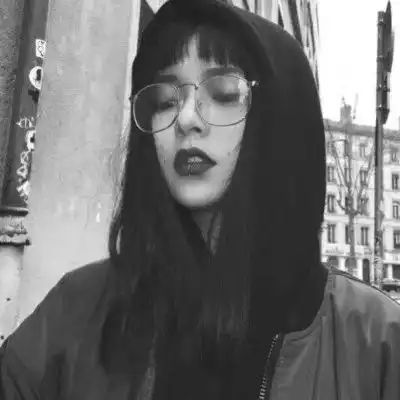  黑白女生头像伤感高清,连伤心的样子都这样的美丽