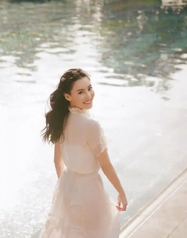  张柏芝大秀美腿颜值高,看到照片后,网友美得认不出