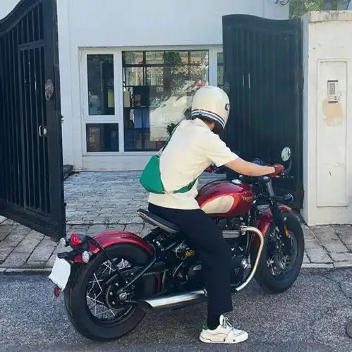  李易峰骑机车照曝光穿着橘色夹克低头氛围感满满