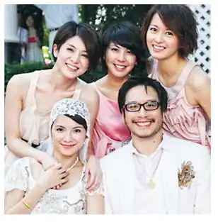  李心洁携老公参加许茹芸婚礼感叹婚姻需要勇气