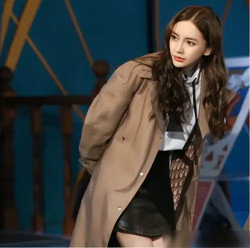  杨颖现身长沙机场,泡面头搭配短款毛衣露出小蛮腰,辣妈太会穿了