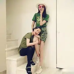 李斯羽与张茜闺蜜私房照曝光性感长腿抢镜
