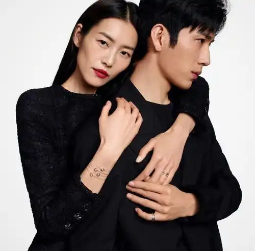  井柏然刘雯现身机场先后乘车返回住处感情稳定