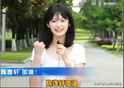  去年牵手冲出考场情侣后续男生复读,女生手捧鲜花等待男友下考