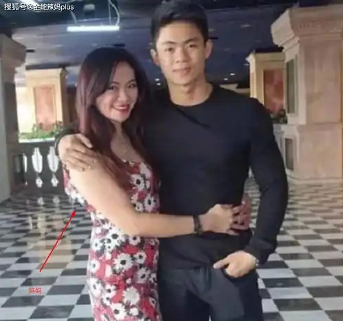 冻龄外婆20年前抱女儿,现在抱孙女,看完对比图惊艳了时光