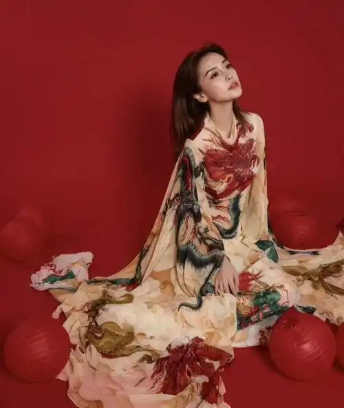  杨颖携子贺新春,龙袍加身美翻天,小海绵帅气抢镜