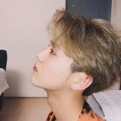  关晓彤掐点为鹿晗庆生,晒女友视角帅照,鹿晗提前晒照暗戳戳秀恩爱