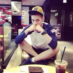  谁有好看的男生头像,,,不需要那些恶心的非主流,,,要正常一点的