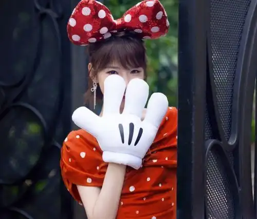  毛晓彤现身迪士尼五周年活动,米妮扮相像少女,颜值保养得绝了