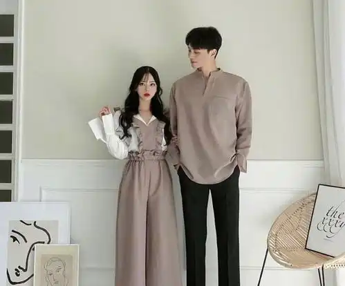  情侣们穿热恋期这样,当他们出了街,他们会回头,他们将甜煎