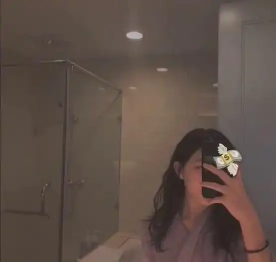 12岁李嫣和闺蜜一起秀长腿,自称帅气小李跟王菲一样乐观自