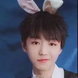  王俊凯晒情人节礼物,引起粉丝不满