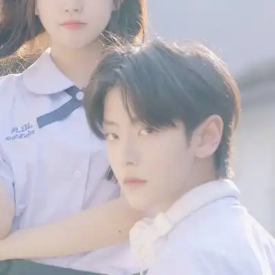  情侣头像真人一人一半超霸气渐渐开始不去追求我得不到的东西了