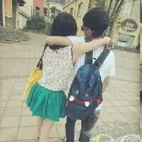  背书包的情侣背影头像,两个人在一张上的