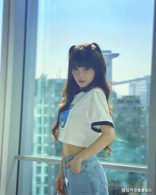  李小璐重回嘻哈风格美少女装扮很养眼,一个细节引起大家猜想