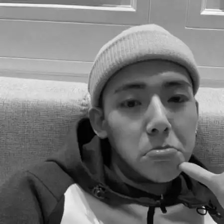  伤感黑白男生头像,现在和未来做一个快乐的人