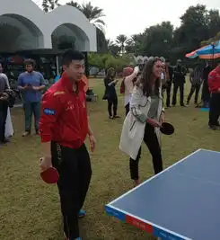  高清图国乒迪拜行马龙搭档美女刘诗雯吃美食