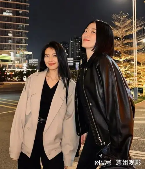 高圆圆不晒老公晒闺蜜亲亲,短外套搭黑裤子,笑容甜美很大气