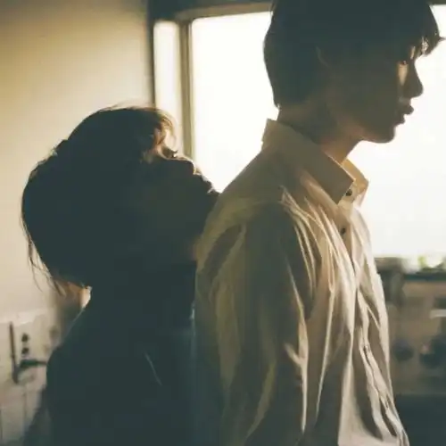  头像撑伞也是雨中人