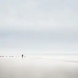  跪求几张男生一个人在海边的全身彩色头像多发几张谢谢了