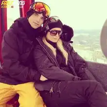  希尔顿与男友情侣装同坐缆车秀恩爱