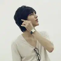  求一些背景为一色的个性qq头像