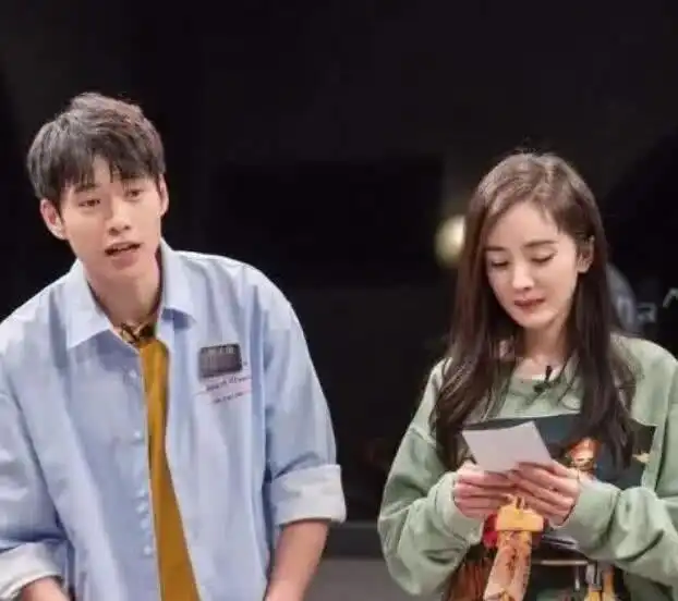  恋情终见光杨幂魏大勋被拍穿情侣装约会吃冰激凌,同回酒店好甜蜜