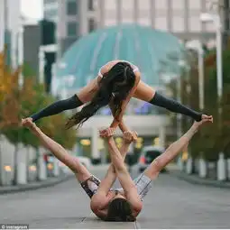  瑜伽教练这样秀恩爱网友惊呼姿势性感图