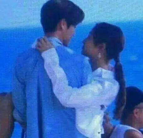  又来刺激粉丝了,鹿晗关晓彤情侣围巾亮了,网友只关心鹿晗