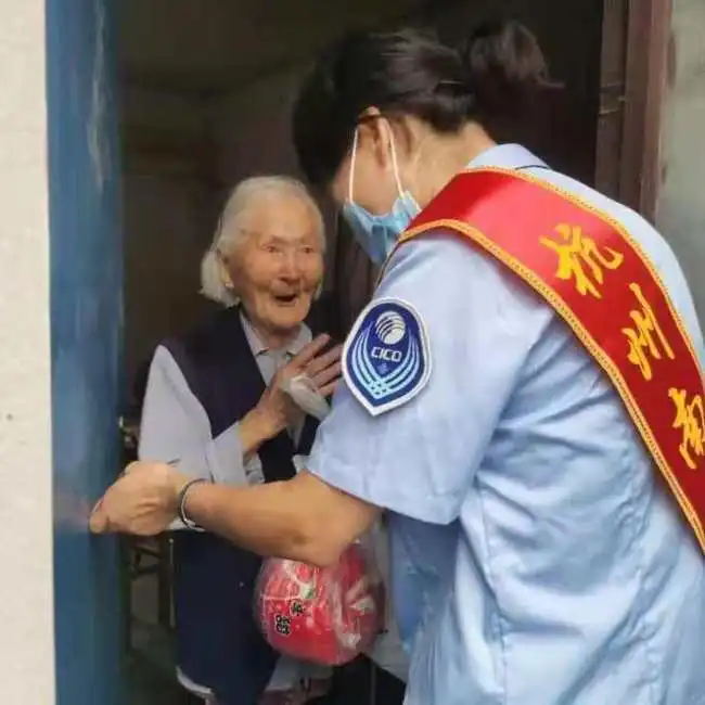 百岁奶奶和这群好孩子的约定,转眼又到了
