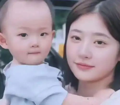  豆得儿晒合照官宣恋情男生背影又高又挺,网友直呼比王思聪帅