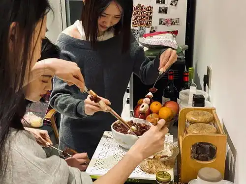 告别高冷扑克脸,闺蜜合拍就要搞怪登场