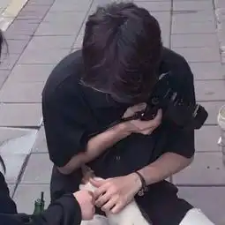  个性拿手机情侣一对情头