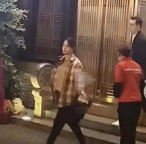  欧阳娜娜翻车穿陈伟霆睡衣,穿范丞丞衬衣,被骂倒贴男星炒cp