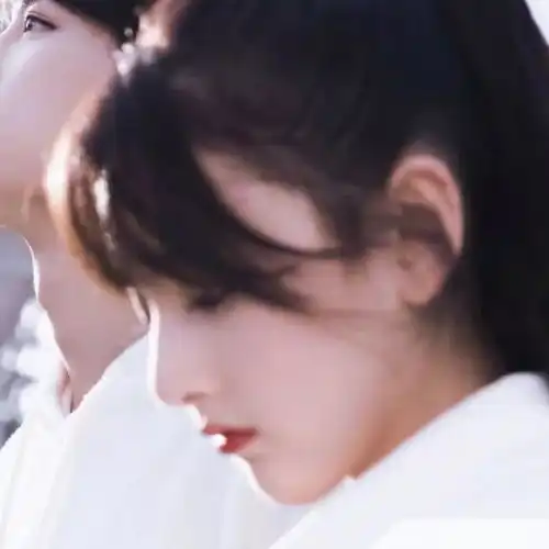  情侣头像女生给男生套上小皮筋暗示着什么