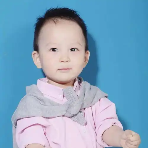  明星宝宝浑身散发可爱气的小肉圆