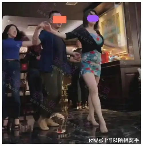  舞蹈班里,男女搂一起跳舞动作亲密,网友不像夫妻关系